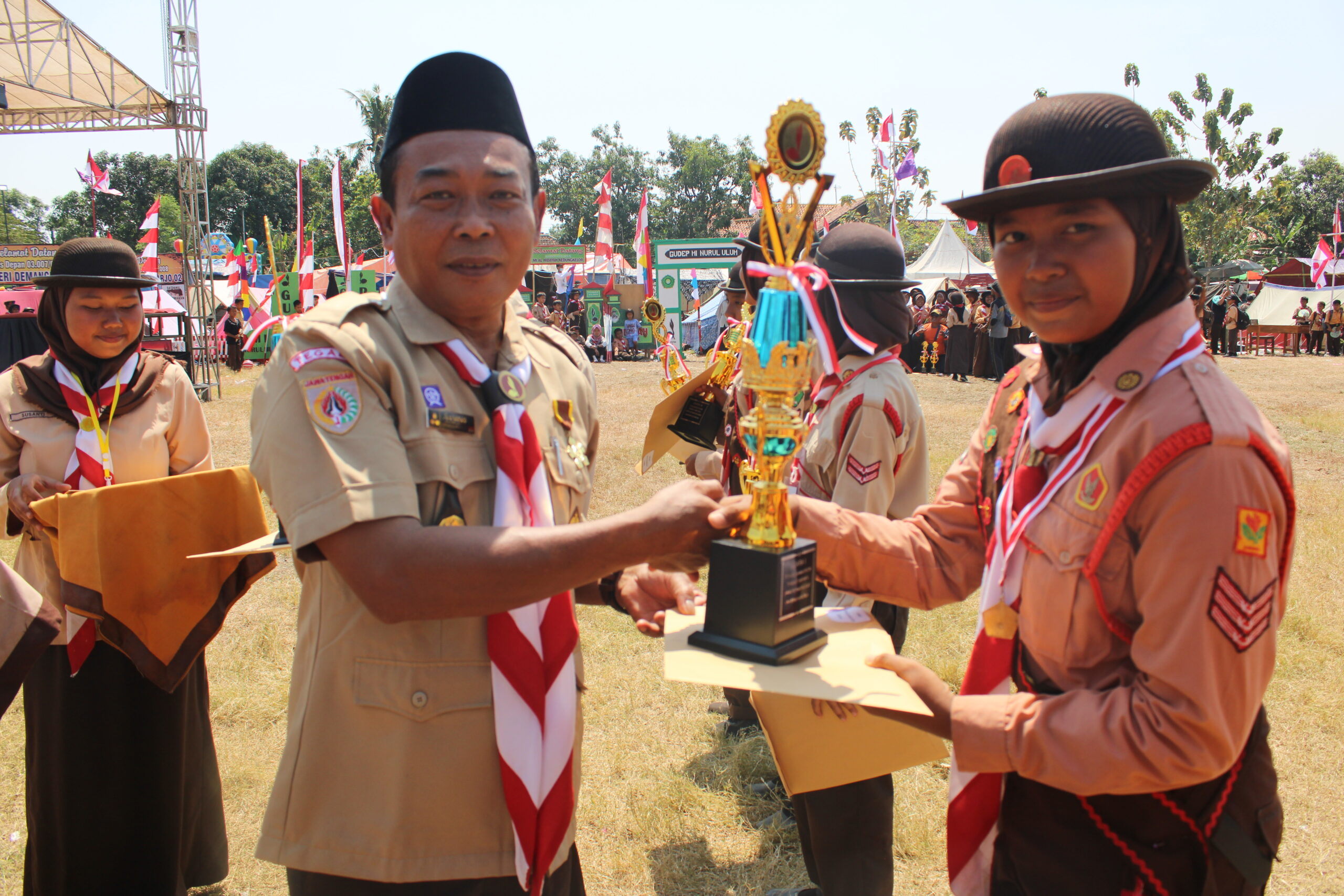 Foto Penyerahan Piala Kejuaraan
